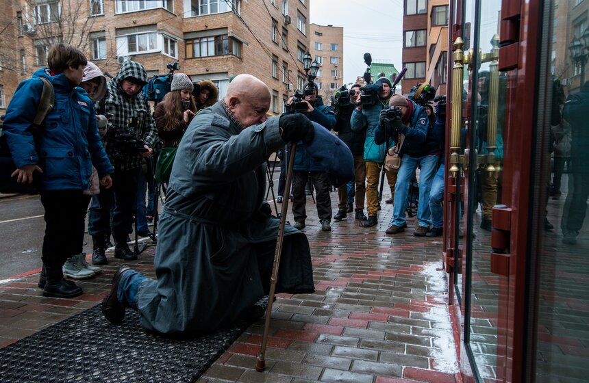 Москвичи несут цветы к зданию ансамбля Александрова. Фото 2 фото