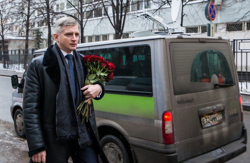 Москвичи несут цветы к зданию ансамбля Александрова. Фото 3 фото