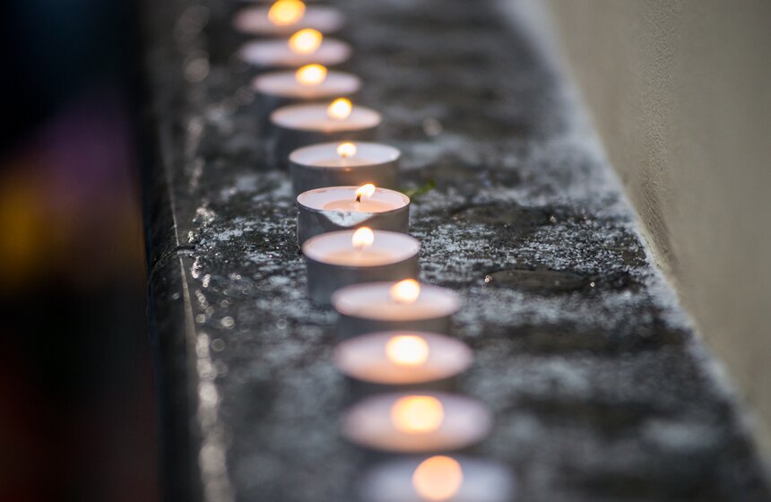 Москвичи несут цветы к зданию ансамбля Александрова. Фото 14 фото