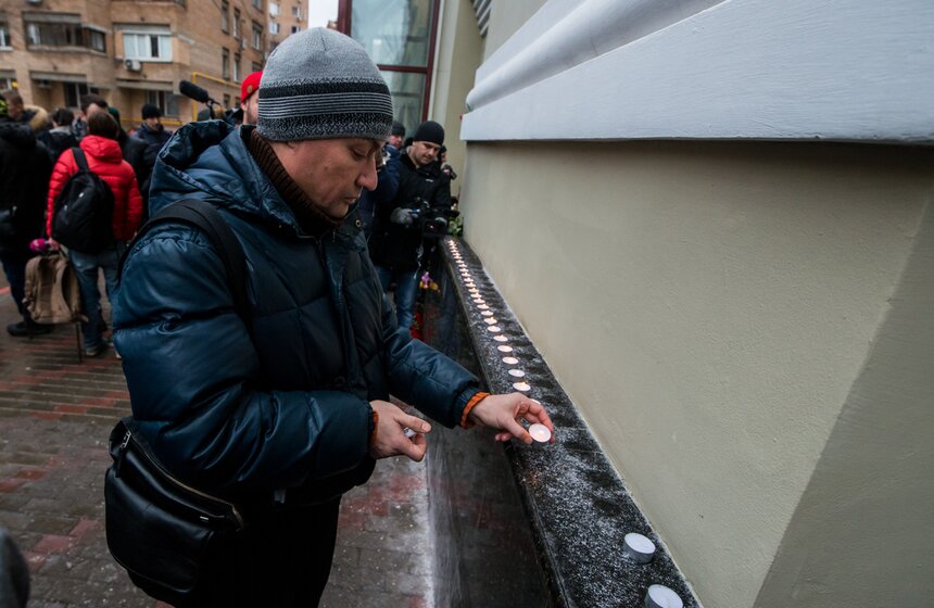 Москвичи несут цветы к зданию ансамбля Александрова. Фото 13 фото