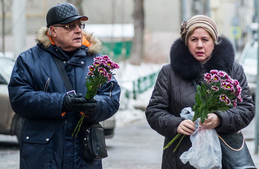 Москвичи несут цветы к зданию ансамбля Александрова. Фото 7 фото