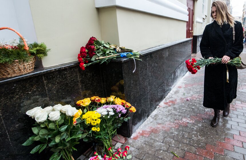 Москвичи несут цветы к зданию ансамбля Александрова. Фото 6 фото