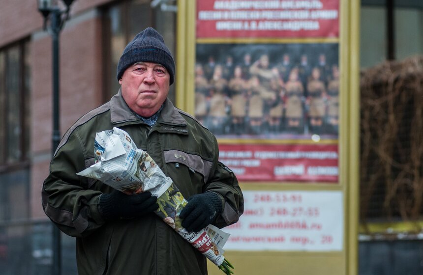 Москвичи несут цветы к зданию ансамбля Александрова. Фото 8 фото