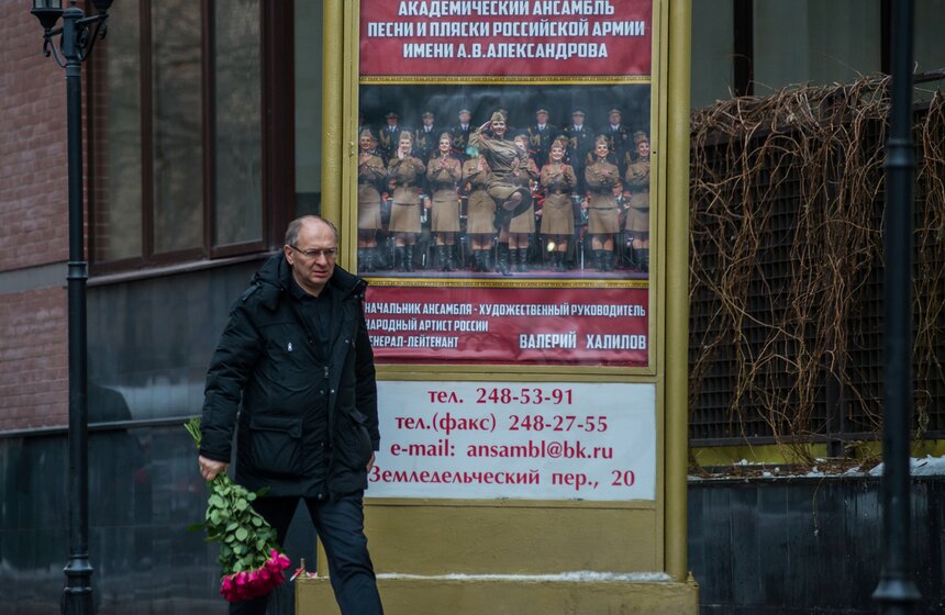 Москвичи несут цветы к зданию ансамбля Александрова. Фото 10 фото