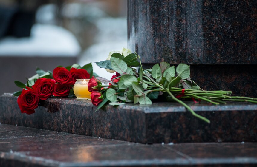 Москвичи несут цветы к зданию ансамбля Александрова. Фото 9 фото