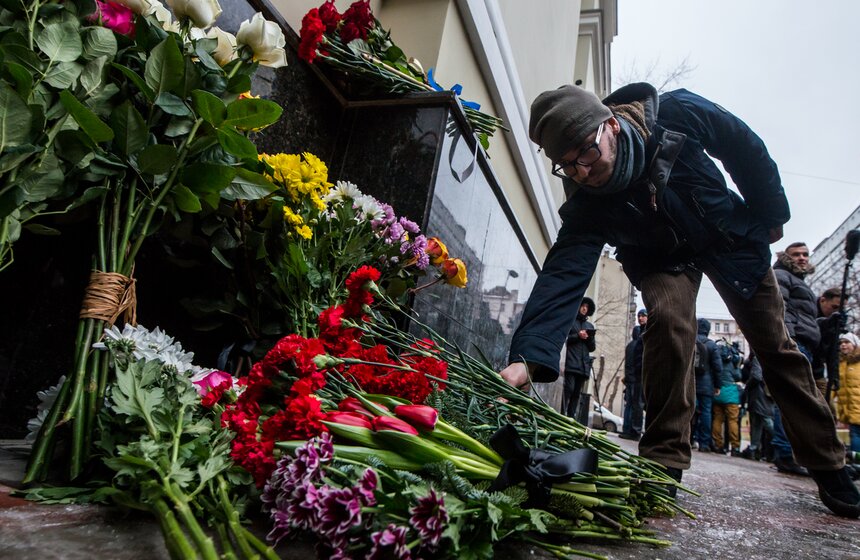 Москвичи несут цветы к зданию ансамбля Александрова. Фото 12 фото