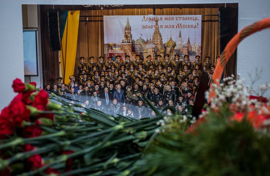 Москвичи несут цветы к зданию ансамбля Александрова. Фото 15 фото