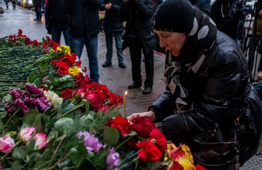 Москвичи несут цветы к зданию ансамбля Александрова. Фото 16 фото