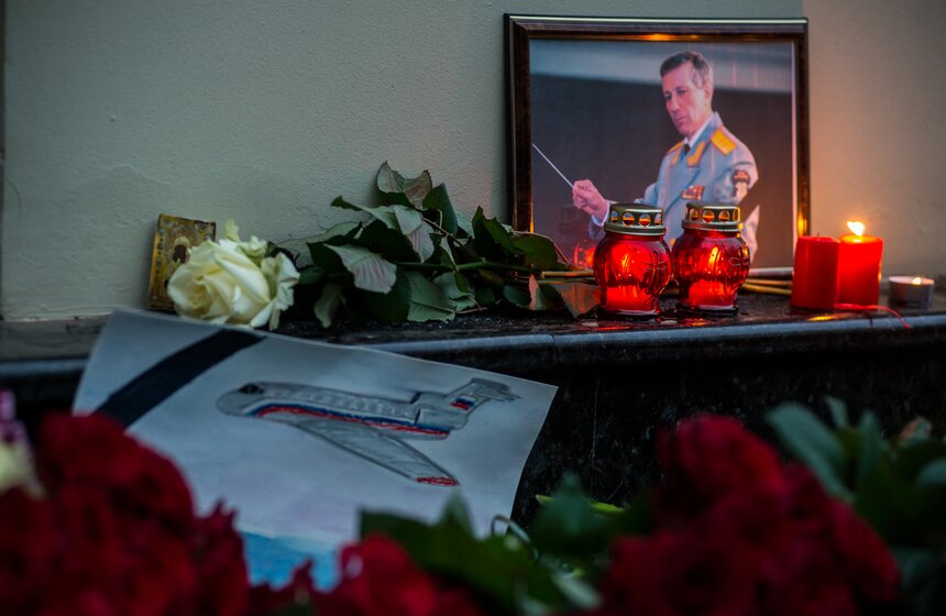 Москвичи несут цветы к зданию ансамбля Александрова. Фото 18 фото