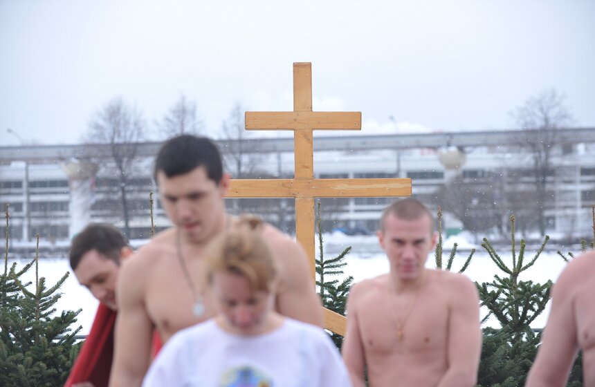 Как прошли крещенские купания в Останкине 9 фото