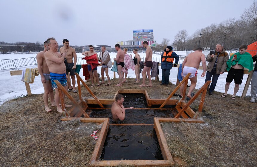 Как прошли крещенские купания в Останкине 7 фото