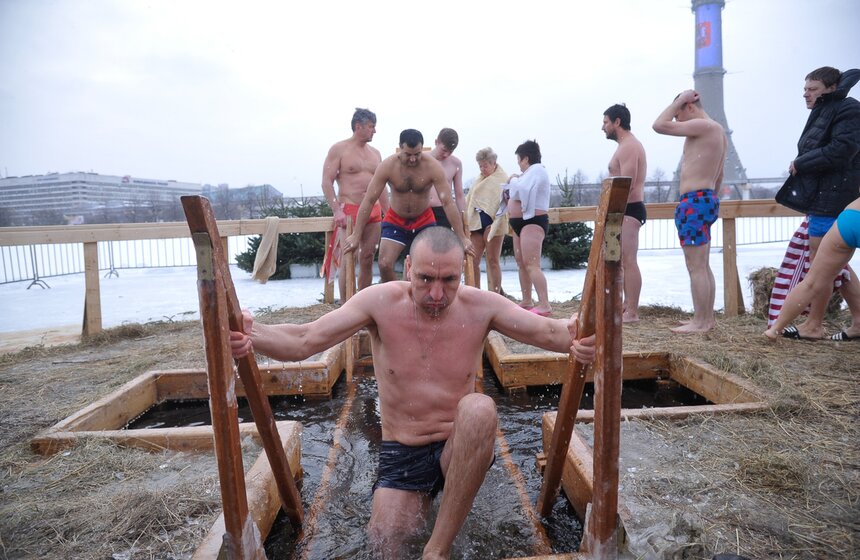 Как прошли крещенские купания в Останкине 16 фото