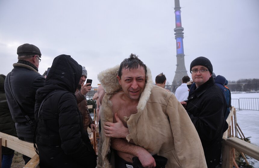 Как прошли крещенские купания в Останкине 25 фото