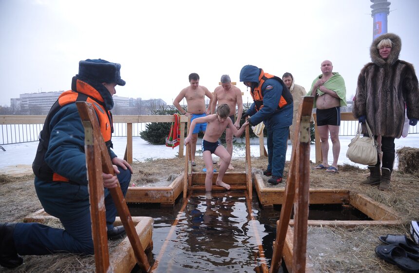 Как прошли крещенские купания в Останкине 23 фото