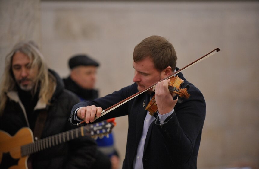 Музыкальный флешмоб в метро в честь Дня студента 20 фото