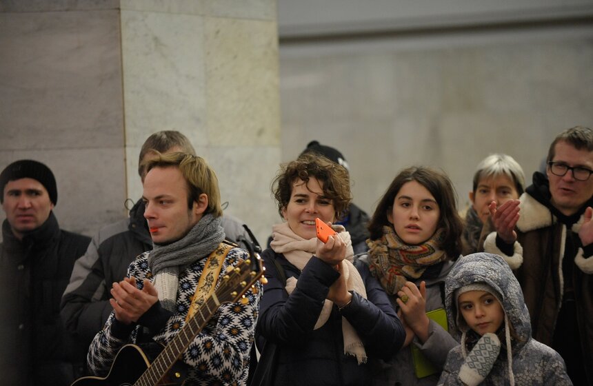 Музыкальный флешмоб в метро в честь Дня студента 24 фото