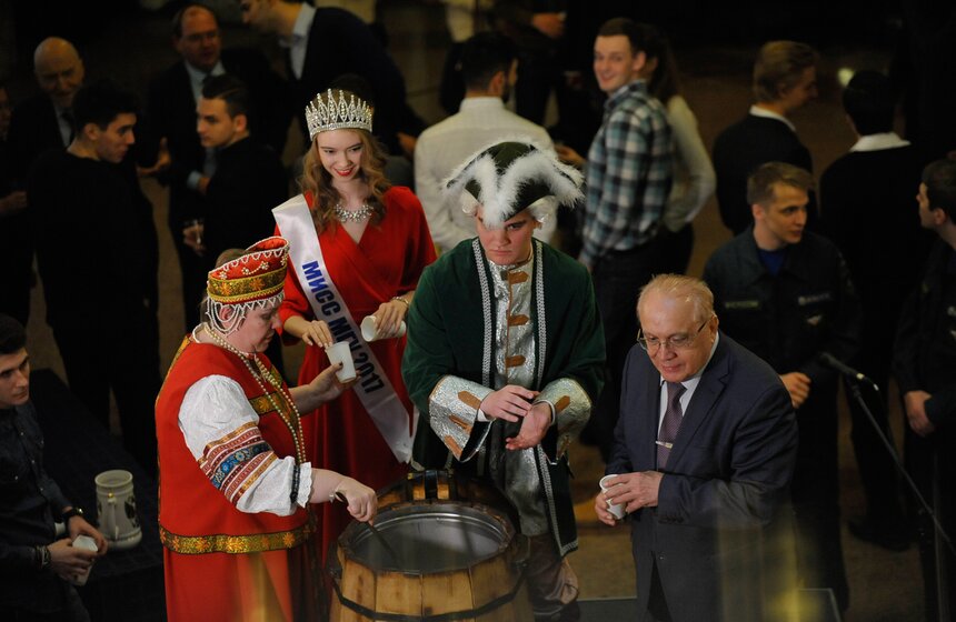 Ректор МГУ угостил студентов праздничной медовухой 14 фото