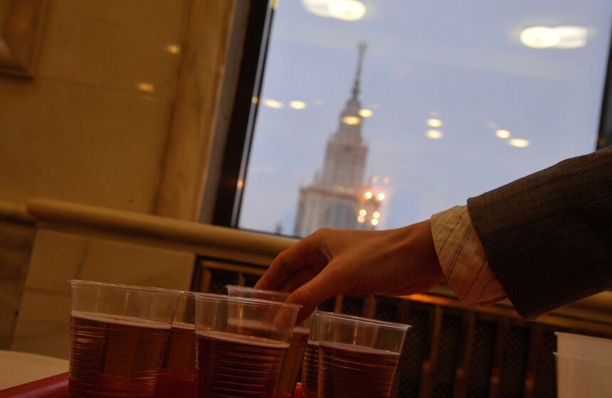 Ректор МГУ угостил студентов праздничной медовухой 16 фото