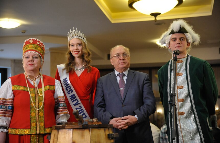 Ректор МГУ угостил студентов праздничной медовухой 3 фото