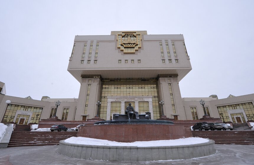 Ректор МГУ угостил студентов праздничной медовухой 1 фото