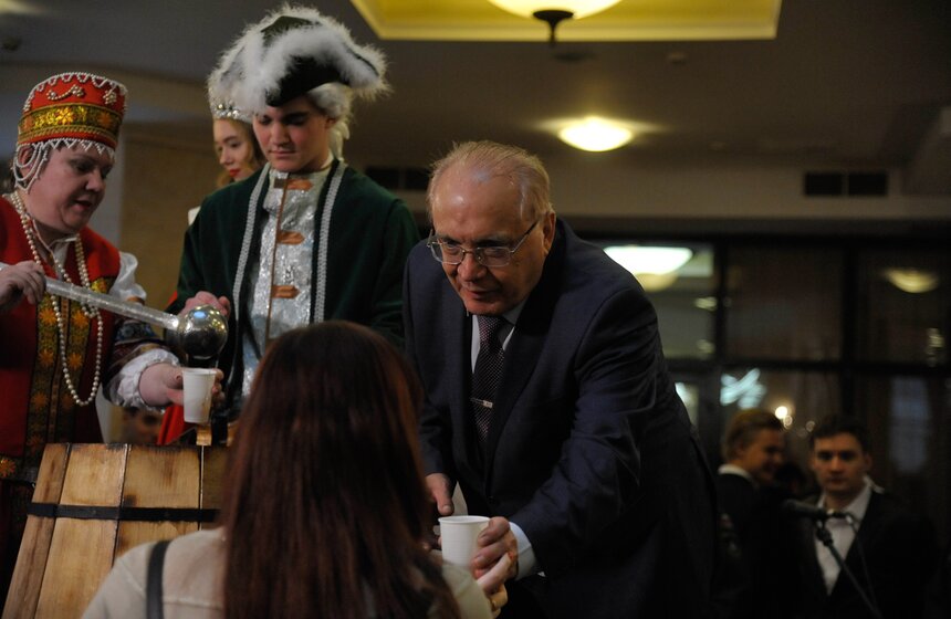 Ректор МГУ угостил студентов праздничной медовухой 12 фото