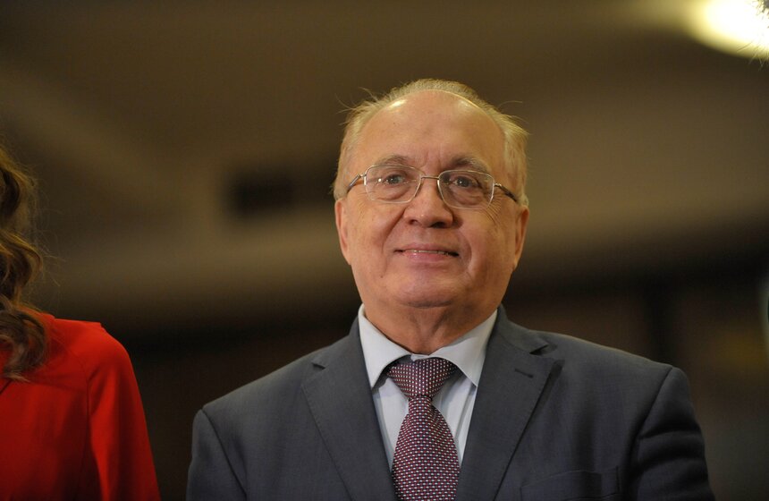 Ректор МГУ угостил студентов праздничной медовухой 4 фото