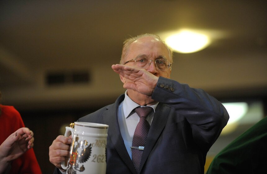 Ректор МГУ угостил студентов праздничной медовухой 10 фото