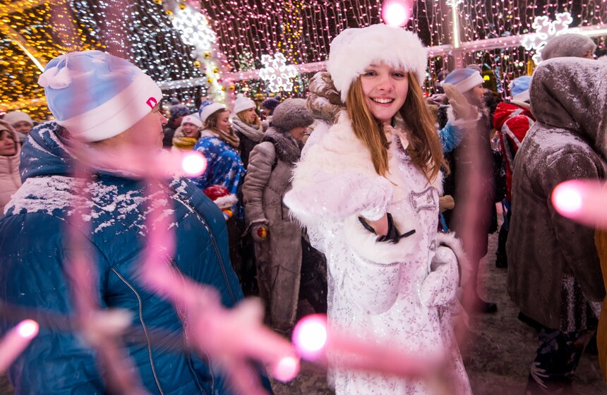 Парад Снегурочек прошел на фестивале “Путешествие в Рождество” 19 фото