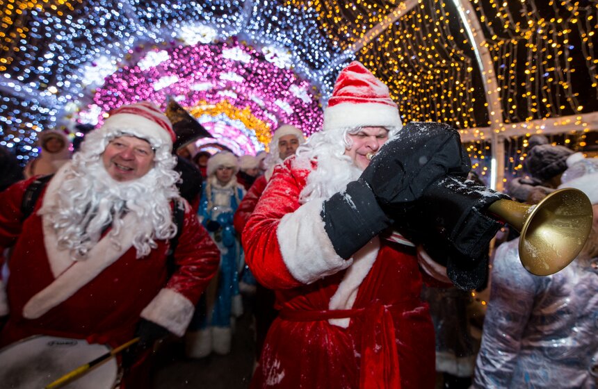 Парад Снегурочек прошел на фестивале “Путешествие в Рождество” 18 фото