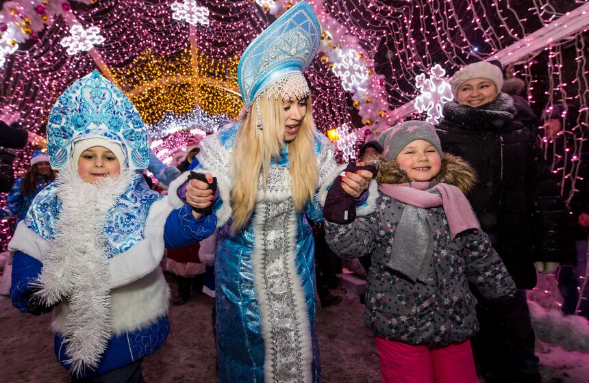 Парад Снегурочек прошел на фестивале “Путешествие в Рождество” 17 фото