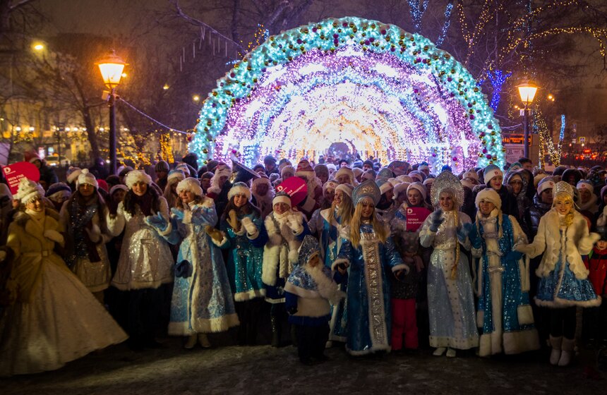 Парад Снегурочек прошел на фестивале “Путешествие в Рождество” 20 фото