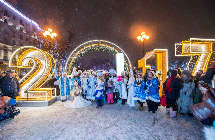 Парад Снегурочек прошел на фестивале “Путешествие в Рождество” 21 фото