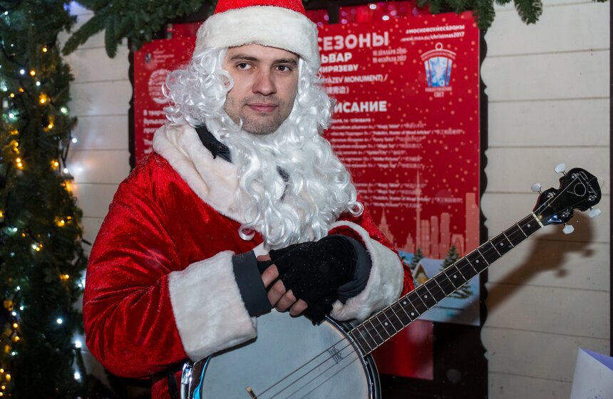 Парад Снегурочек прошел на фестивале “Путешествие в Рождество” 6 фото