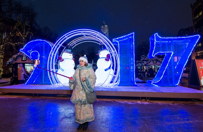 Парад Снегурочек прошел на фестивале “Путешествие в Рождество” 1 фото