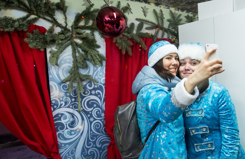 Парад Снегурочек прошел на фестивале “Путешествие в Рождество” 2 фото