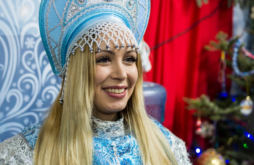 Парад Снегурочек прошел на фестивале “Путешествие в Рождество” 4 фото