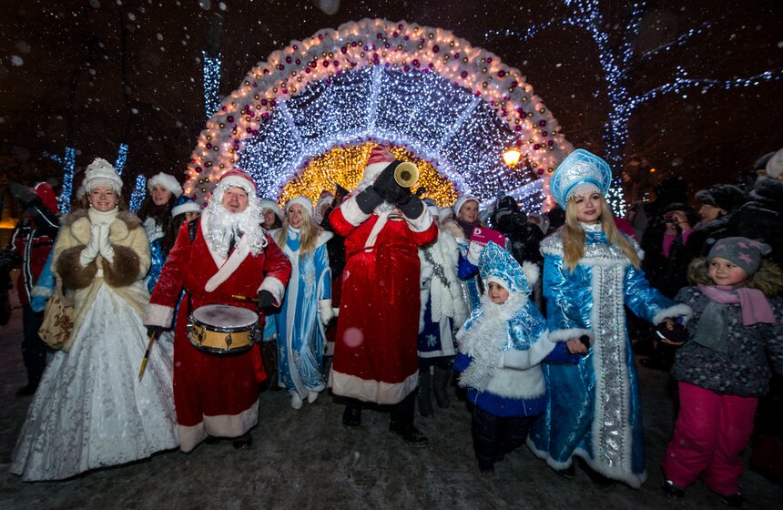 Парад Снегурочек прошел на фестивале “Путешествие в Рождество” 16 фото