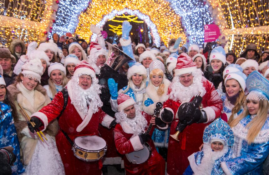 Парад Снегурочек прошел на фестивале “Путешествие в Рождество” 15 фото