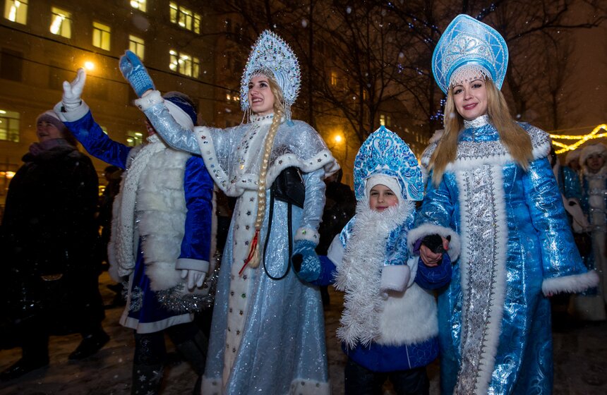 Парад Снегурочек прошел на фестивале “Путешествие в Рождество” 9 фото