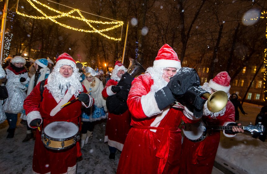 Парад Снегурочек прошел на фестивале “Путешествие в Рождество” 8 фото