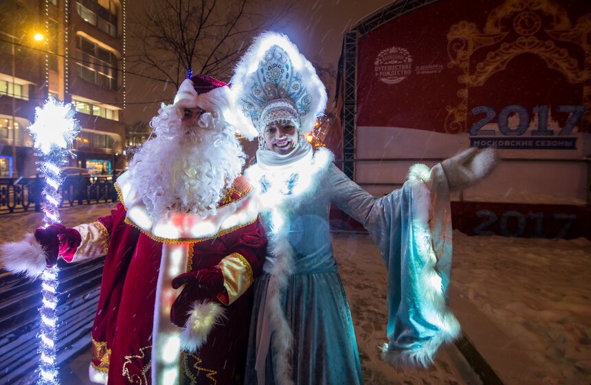 Парад Снегурочек прошел на фестивале “Путешествие в Рождество” 7 фото