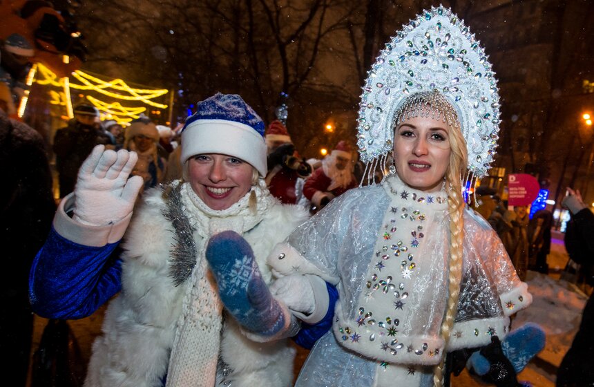 Парад Снегурочек прошел на фестивале “Путешествие в Рождество” 10 фото