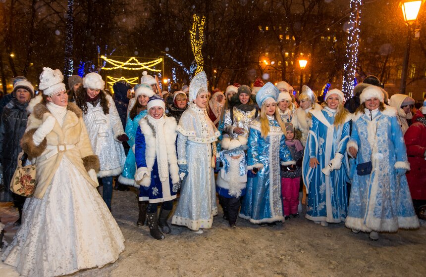 Парад Снегурочек прошел на фестивале “Путешествие в Рождество” 12 фото