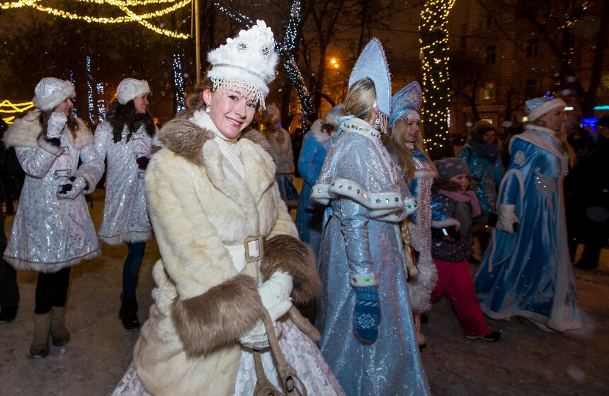 Парад Снегурочек прошел на фестивале “Путешествие в Рождество” 11 фото