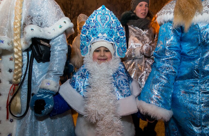 Парад Снегурочек прошел на фестивале “Путешествие в Рождество” 14 фото