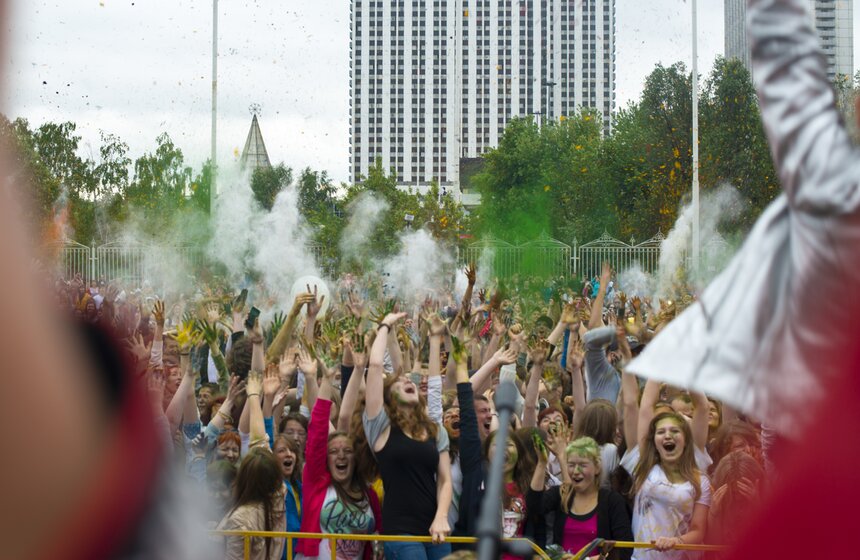 В столице проходит фестиваль красок "Холи" 8 фото