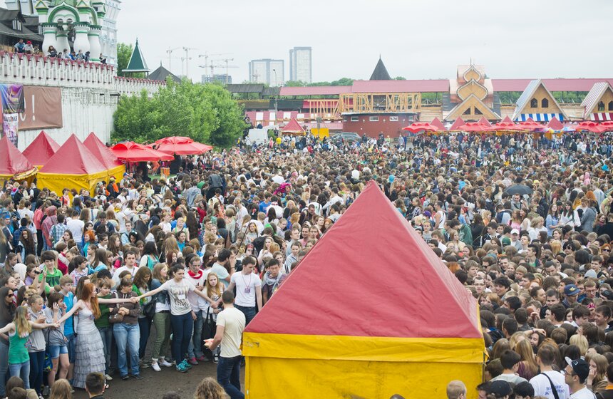 В столице проходит фестиваль красок "Холи" 3 фото