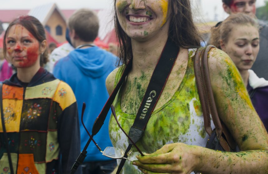 В столице проходит фестиваль красок "Холи" 6 фото