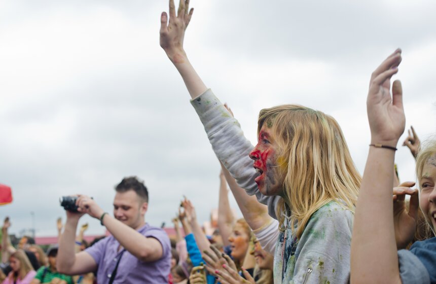 В столице проходит фестиваль красок "Холи" 11 фото