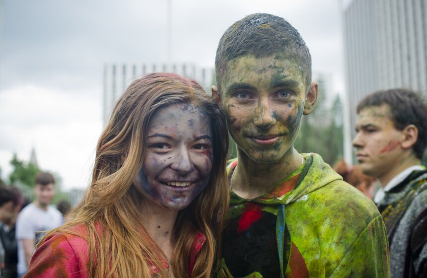 В столице проходит фестиваль красок "Холи" 14 фото